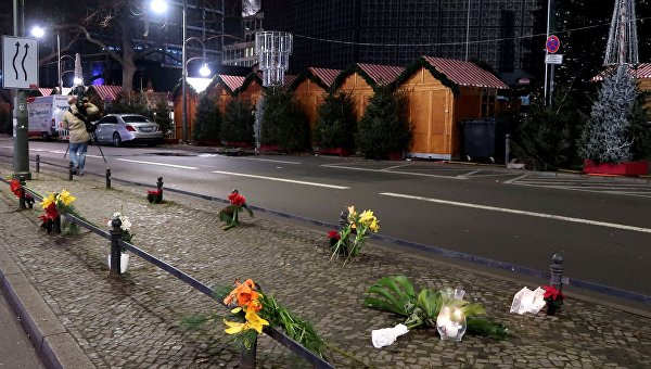 Цветы на месте теракта в Берлине