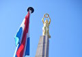 Государственный флаг Люксембурга у военного мемориала Gëlle Fra