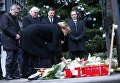 Канцлер Германии Ангела Меркель возлагает цветы на месте трагедии, случившейся накануне на рождественской ярмарке в Берлине.