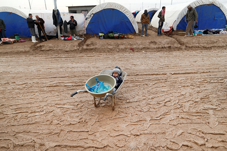 Маленький иракский мальчик в лагере для беженцев.