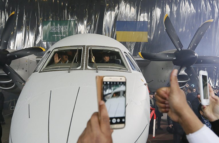 В Киеве на госпредприятии Антонов представили новый украинский самолет - транспортник Ан-132D.