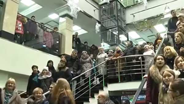 Песенный флешмоб на железнодорожном вокзале в Новокузнецке
