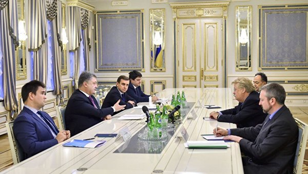 Президент Украины Петр Порошенко на встрече с председателем Комитета по иностранным делам Европейского парламента Элмаром Броком.