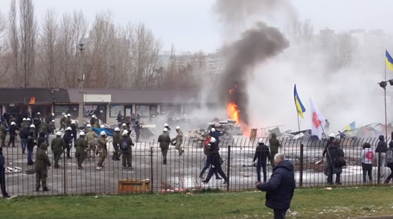 Демонтаж МАФов и горящие шины у метро Харьковская в Киеве