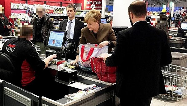 Ангела Меркель в супермаркете