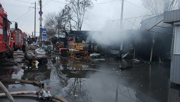 Пожар на рынке у метро Лесная в Киеве
