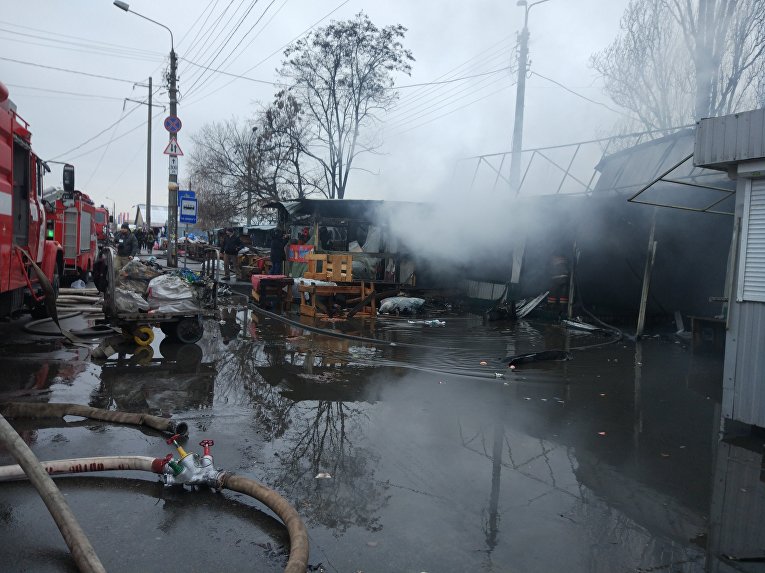 Последствия пожара на рынке в Киеве
