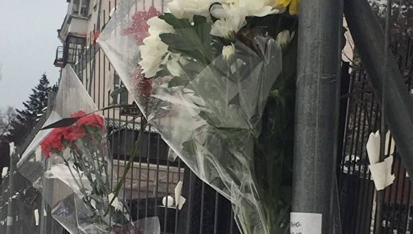 Киевляне несут цветы к посольству РФ после катастрофы Ту-154