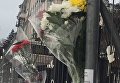 Киевляне несут цветы к посольству РФ после катастрофы Ту-154