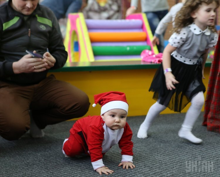 Гонки малышей в костюмах Санта-Клаусов во Львове