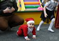 Гонки малышей в костюмах Санта-Клаусов во Львове