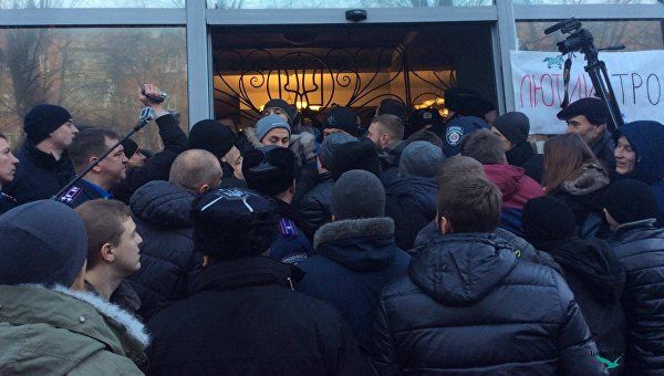 Массовые столкновения произошли под зданием полиции в Черкассах