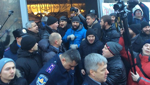 Массовые столкновения произошли под зданием полиции в Черкассах
