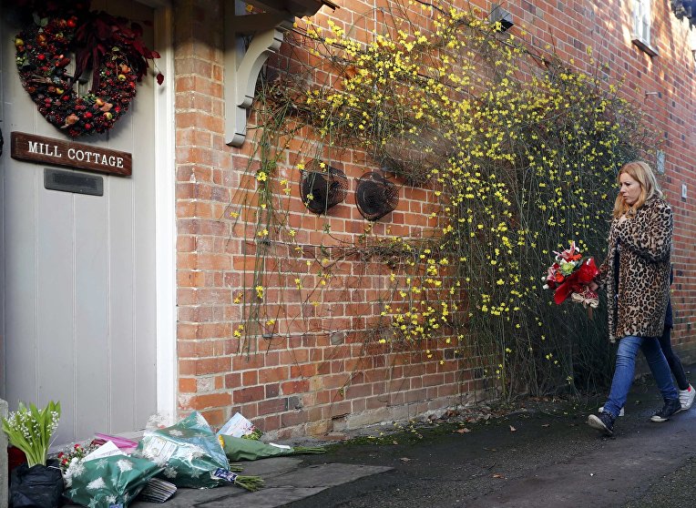 Ушел из жизни Джордж Майкл: поклонники несут цветы к дому певца