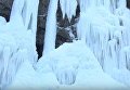Морозные дни: в северном Китае замерз водопад. Видео
