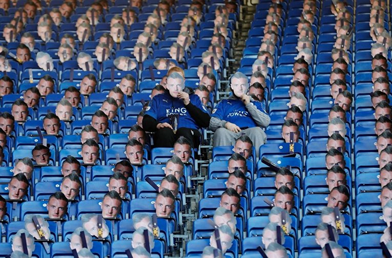 Фанаты британского ФК Лестер Сити с масками Джейми Варды