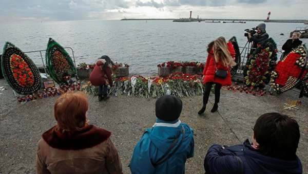 Цветы в память пассажиров и членов экипажа самолета Ту-154