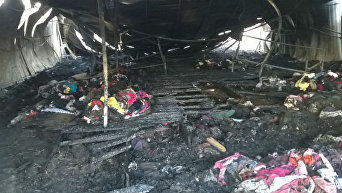 Последствия пожара на рынке у станции метро Лесная в Киеве