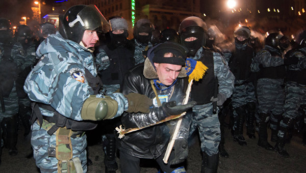 Внутренние войска и Беркут штурмуют лагерь митингующих на Майдане. Архивное фото