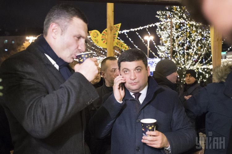 Виталий Кличко и Владимир Гройсман в рождественском городке в Киеве