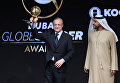 Президент мадридского Реала Флорентино Перес получает награду во время церемонии Dubai Globe Soccer Awards в Дубае, ОАЭ
