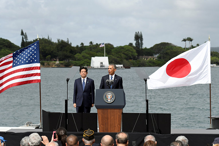 Президент США Барак Обама и премьер-министр Японии Синдзо Абэ на Мемориале USS Arizona в Joint Base Pearl Harbor-Hickam в Гонолулу, Гавайи