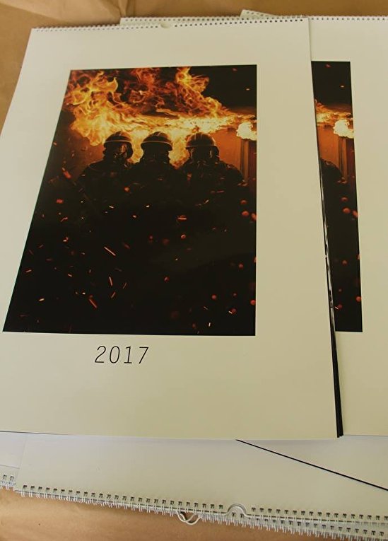 Киевские спасатели сфотографировались для календаря на 2017 год