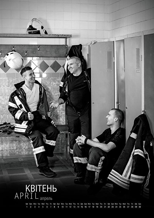 Киевские спасатели сфотографировались для календаря на 2017 год