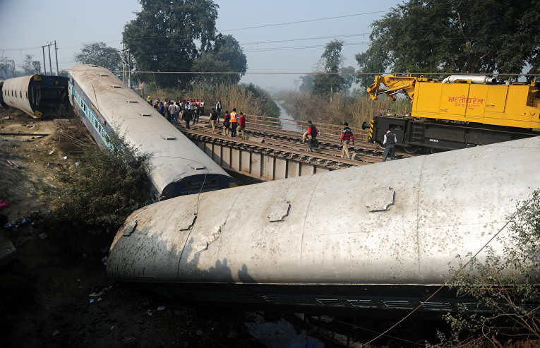 Авария пассажирского поезда около Канпуром в северном штате Уттар-Прадеш, Индия