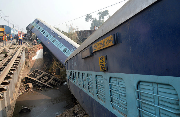 Авария пассажирского поезда около Канпуром в северном штате Уттар-Прадеш, Индия