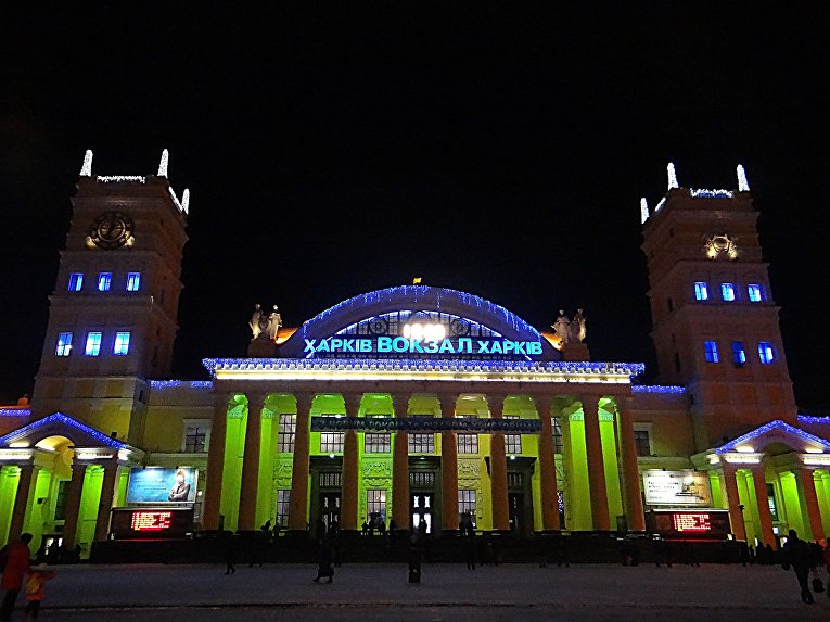 Железнодорожный вокзал в Харькове накануне Нового года
