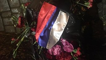 Активисты Правого сектора выбросили на мусор цветы, свечи и самодельные плакаты, оставленные одесситами у забора российского консульства в Одессе