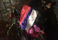 Активисты Правого сектора выбросили на мусор цветы, свечи и самодельные плакаты, оставленные одесситами у забора российского консульства в Одессе