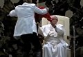 Папа Франциск помог фокуснику поднять стул. Видео
