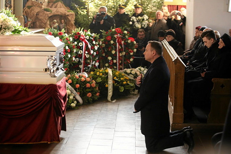 Президент Польши Анджей Дуда молится перед гробом польского водителя Лукаша Урбана, который был убит во время теракта в Берлине
