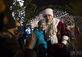 Мэр Киева Виталий Кличко в образе Деда Мороза на Михайловской площади в Киеве