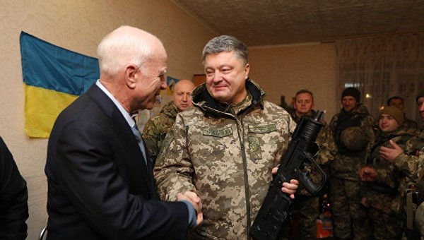 Порошенко вручил Маккейну украинское наградное оружие