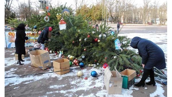 В Переяславе-Хмельницком упала новогодняя елка