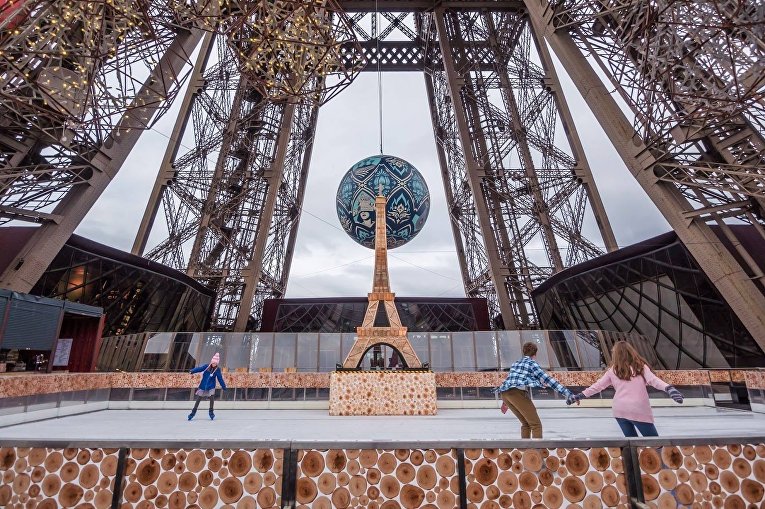 Каток на Эйфелевой башне, Париж, Франция
