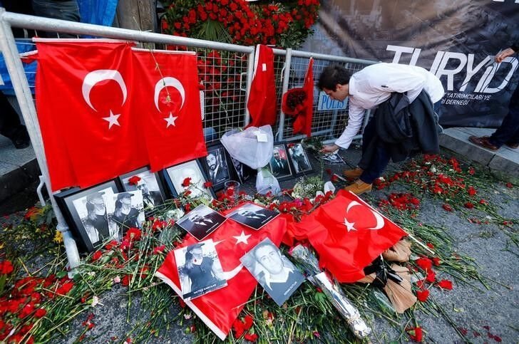 Цветы в знак памяти о погибших у ночного клуба Reina в Стамбуле (Турция)