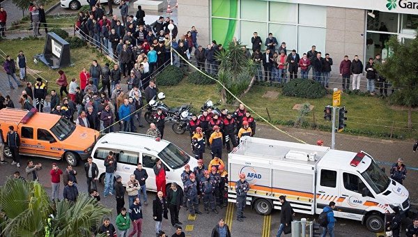 Последствия взрыва заминированного авто в Измире 5 января 2017