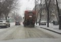 Работа техники в Днепре во время снегопада