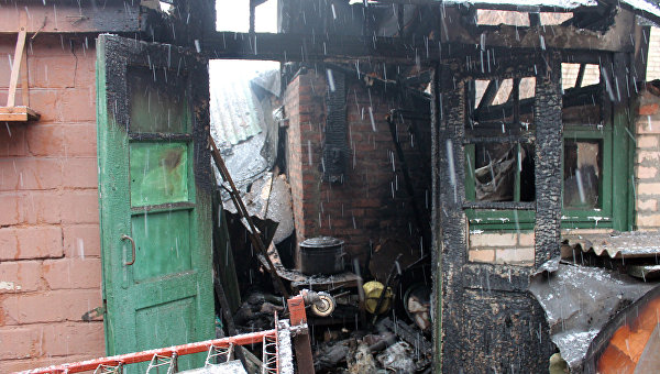 Последствия пожаров, возникших из-за обстрелов в Донбассе. Архивное фото