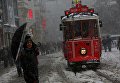 Сильные снегопады обрушились на Стамбул