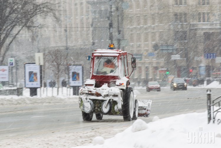 Битва со снегом на дорогах Киева