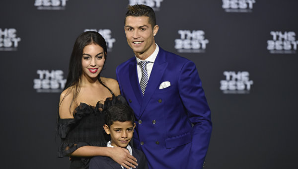 Нападающий мадридского Реала и сборной Португалии Криштиану Роналду со своей девушкой и сыном.