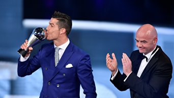 Нападающий мадридского Реала и сборной Португалии Криштиану Роналду и президент ФИФА Джанни Инфантино.