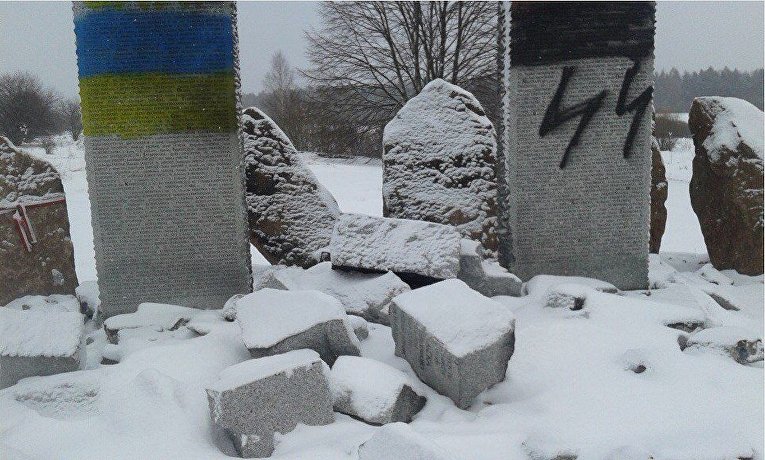 Разрушение памятника погибшим полякам в Гуте Пеняцкой