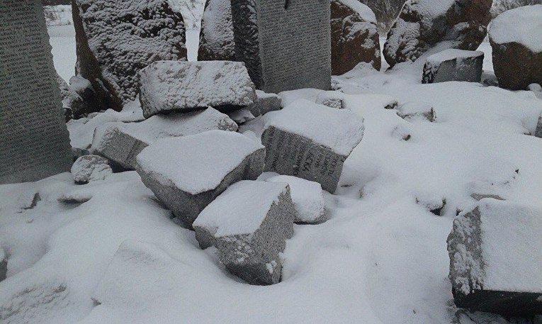 Разрушение памятника погибшим полякам в Гуте Пеняцкой