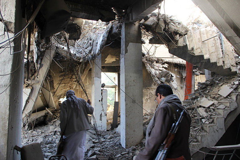 Разрушенное авиаударами здание в северо-западной части города Саада, Йемен